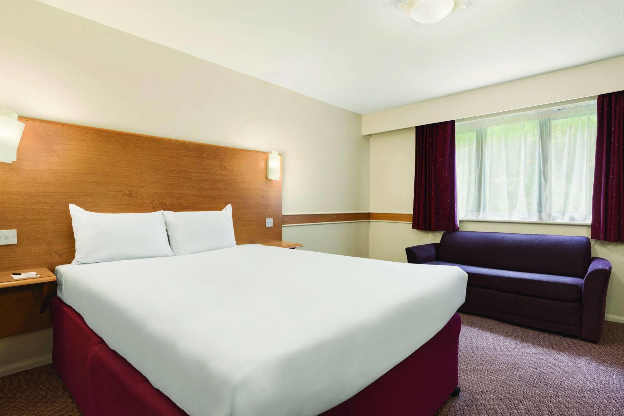 Hotel Days Warwick Northbound M40 3*